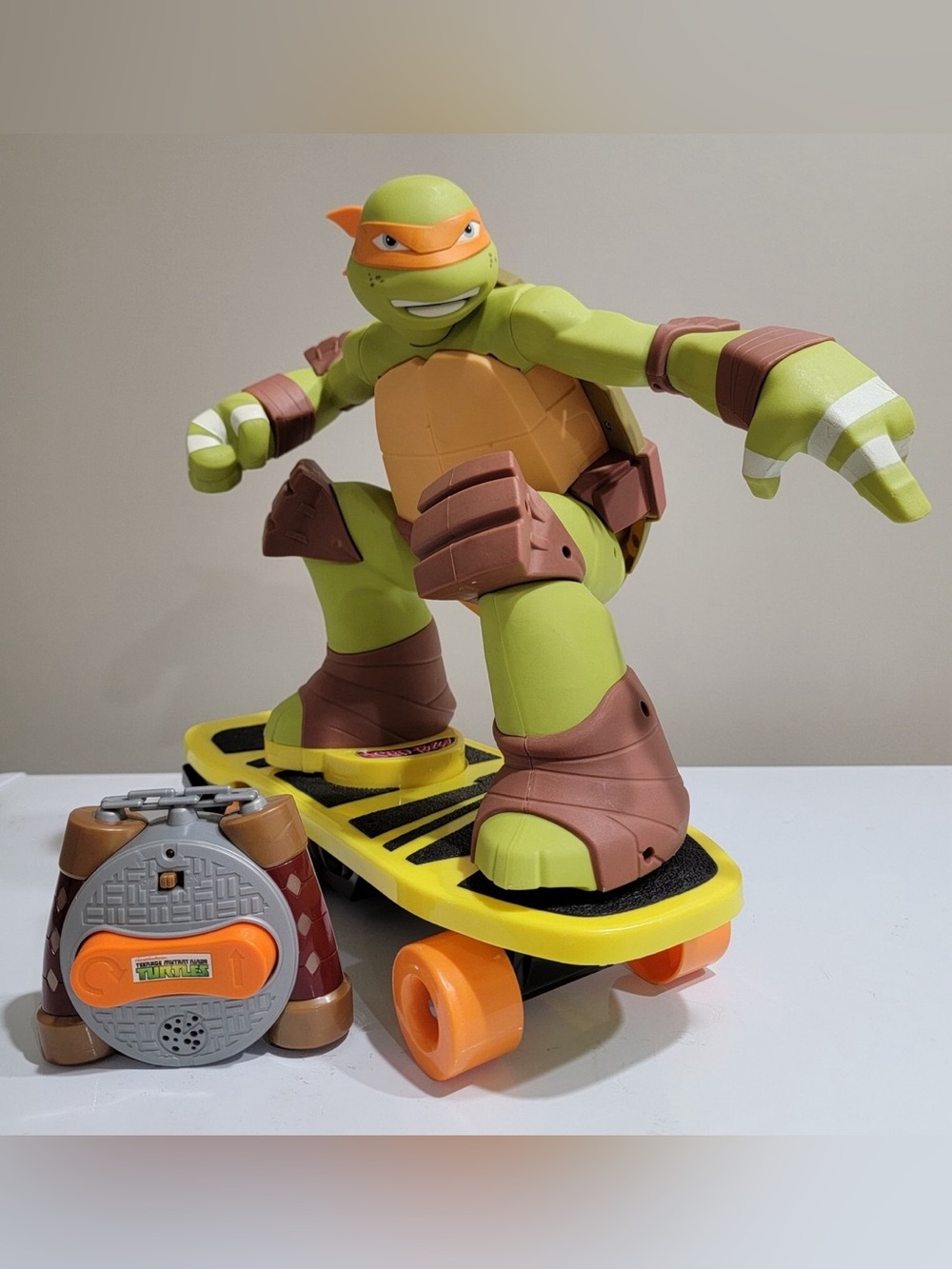 TMNT Remote Control Skateboarding Michelangelo RC Toy w/ Remote – Jakks Pacific